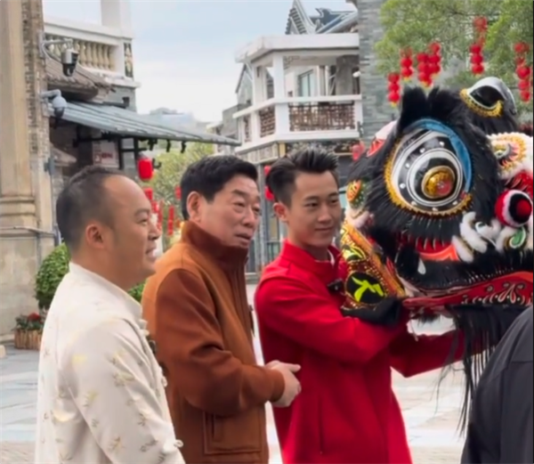 富联娱乐登录：魏建军体验岭南文化：跟全运会头狮学舞狮 称自己是师弟