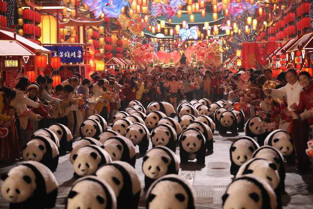 重庆时时彩:春节营销冰火两重天:元宝、千问DAU腰斩,机器人狂吸35亿融资